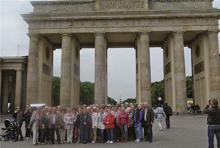 Die Wanderfreunde aus Merzbach vor dem Brandenburger Tor.privat