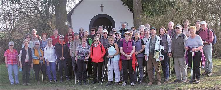 Die Wanderfreunde des Eifelvereins vor der Röder-Kapelle.privat