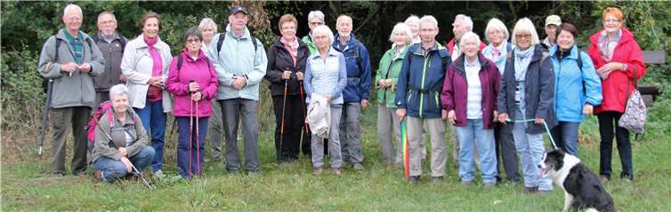 Die Wanderfreunde des Ev. Vereins Heddesdorf kurz vor ihrem Ziel in Giershofen.privat