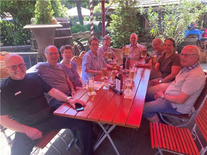 Die Wanderfreunde des Obst- und Gartenbauvereins Rheinbreitbach um den Vorsitzenden Norbert Buchbender und Vize Josef Weich (von links) genossen die Atmosphäre des Biergartens der Alten Brauerei im Kasbachtal.  Foto: Heinz Schmitz