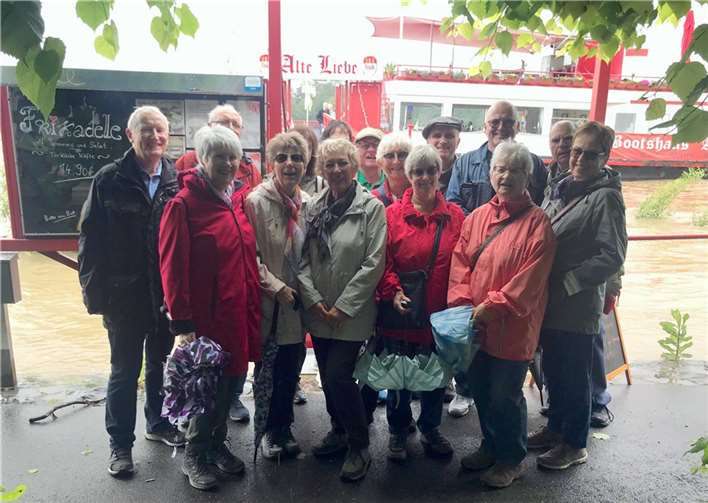 Die Wanderfreunde des Obst- und Gartenbauvereins Rheinbreitbach beim Zustieg über den Hochwassersteg auf das Restaurantschiff „Alte Liebe“ in Königswinter.  Foto: Dieter Maus, Heinz Schmitz