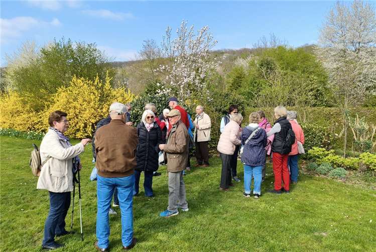 Die Wanderfreunde des Obst- und Gartenbauvereins Rheinbreitbach stärken sich während einer Verschnaufpause.Foto: Norbert Buchbender