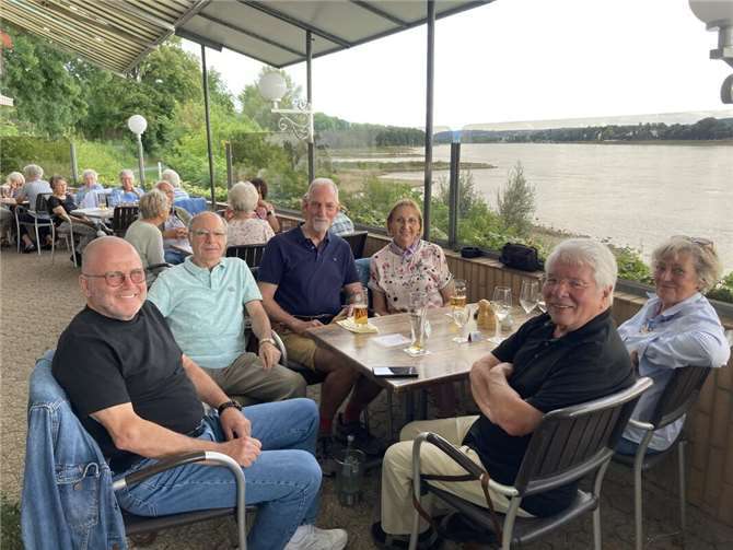 Die Wanderfreunde des Obst- und Gartenbauvereins Rheinbreitbach mit dem Vorsitzenden Norbert Buchbender und Vize Josef Weich (vorn von links) genossen von der Terrasse des Bundeshäuschens aus den herrlichen Blick über den Rhein. Foto: Heinz Schmitz