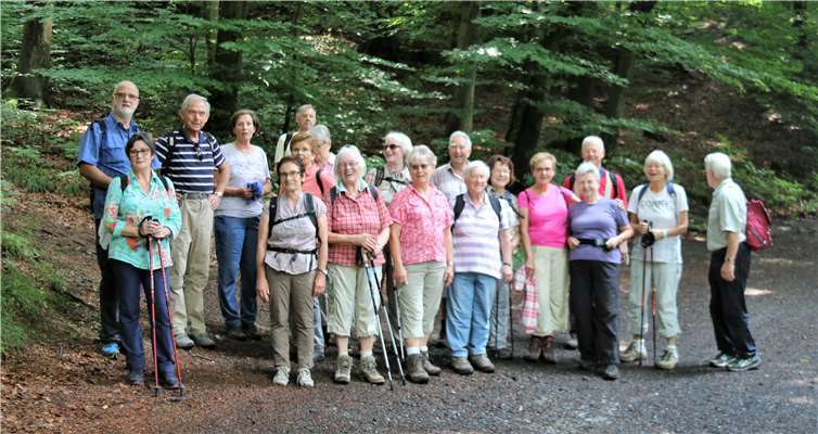 Die Wanderfreunde nach einer Rast bei ihrer schönen Wandertour von der Gierenderhöhe aus. Foto: privat