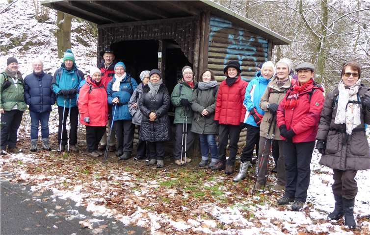 Die Wanderfreunde schlossen die Saison mit einer Wanderung durch die Ahraue ab. privat