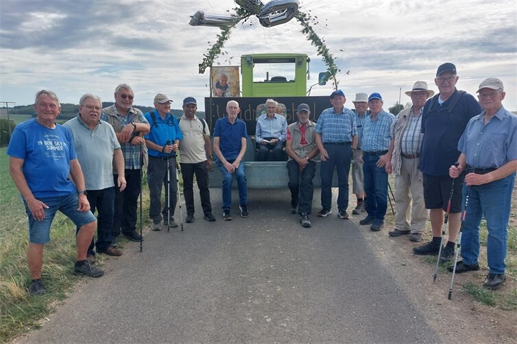 Die Wanderfreunde umringen Alfred Weigt im Traktoranbau bei seiner Triumphfahrt.
