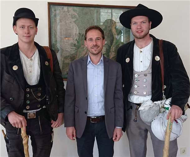 Die Wandergesellen erbaten von Bürgermeister Björn Ingendahl das Stadtsiegel für ihr Wanderbuch.Foto: privat