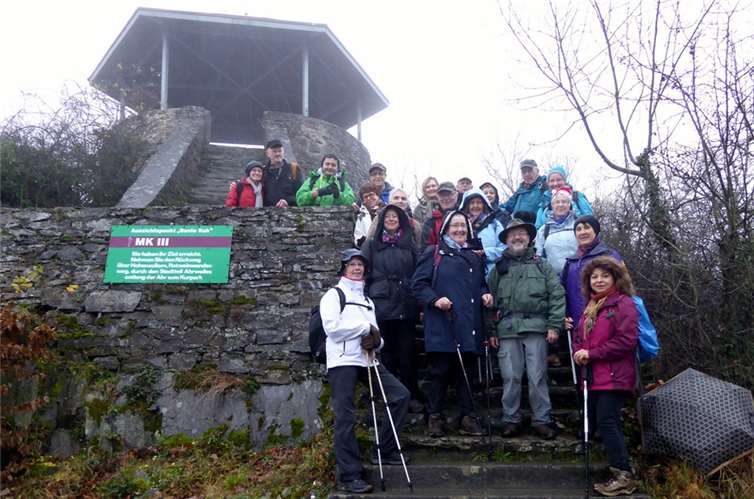 Die Wandergruppe am Aussichtspavillon Bunte Kuh. privat
