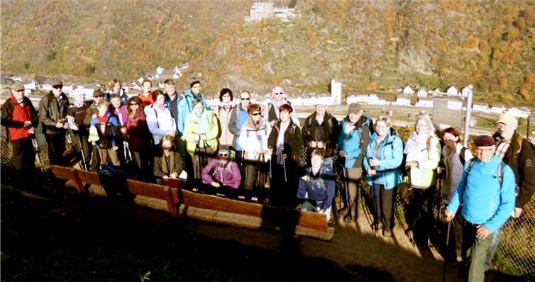 Die Wandergruppe am Aussichtspunkt „Bankeck“ mit einem wunderschönen Blick auf die Burg Katz. privat