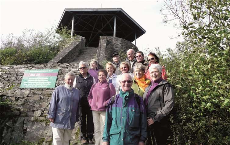 Die Wandergruppe am Aussichtspunkt „Bunte Kuh“. privat