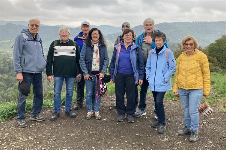 Die Wandergruppe am Aussichtspunkt „Saffenburg“
