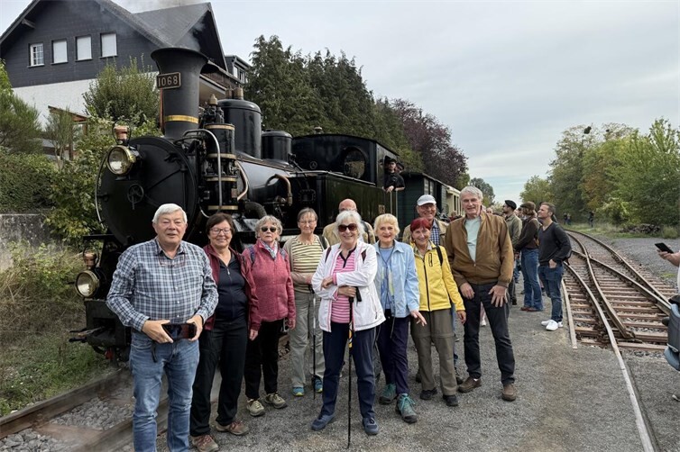 Die Wandergruppe am Bahnhof Oberzissen