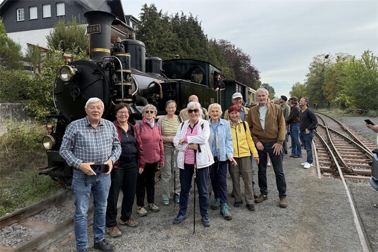 Die Wandergruppe am Bahnhof Oberzissen