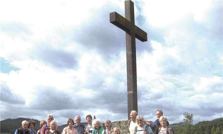 Die Wandergruppe am Basaltkreuz Riethel. privat
