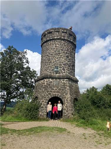 Die Wandergruppe am Dronketurm am Rande des Mäuseberges.  Foto: privat