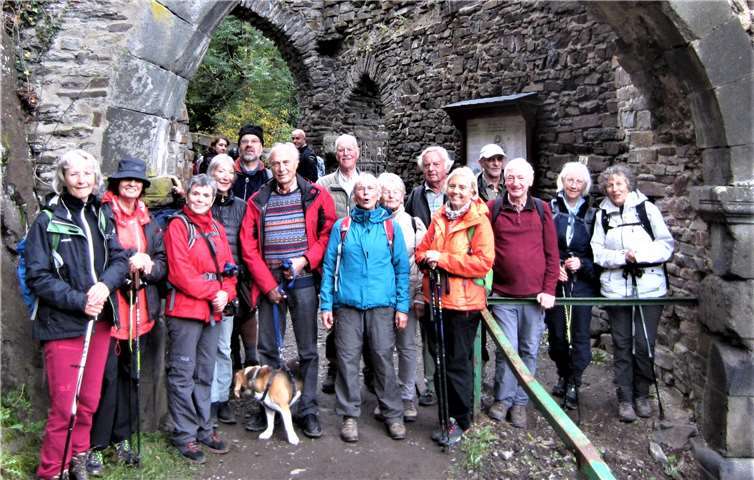 Die Wandergruppe am Eingang zur Burgruine Are.Foto: privat