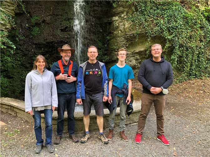 Die Wandergruppe am Hähnerbachfall.  Foto: privat