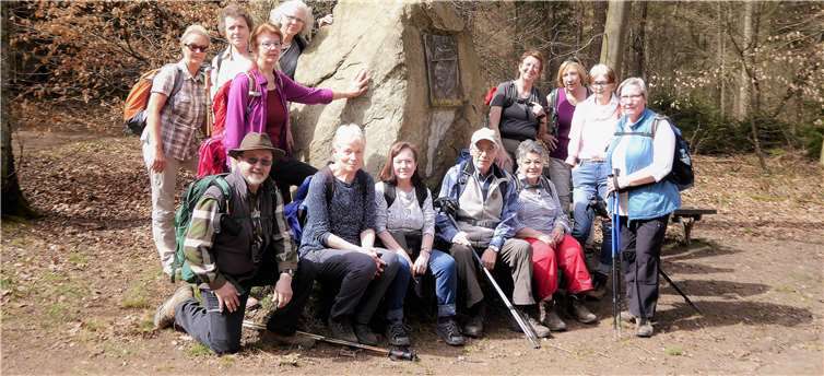 Die Wandergruppe am Hermann-Löns Gedenkstein. privat