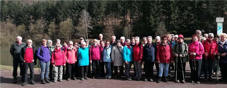 Die Wandergruppe am Stausee.Privat