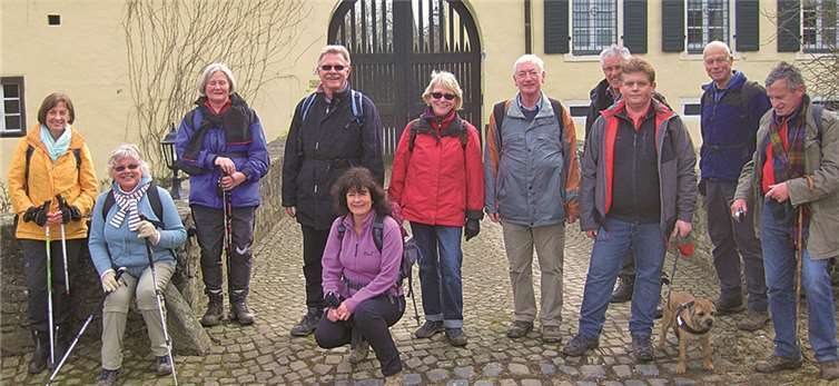 Die Wandergruppe am Tor zur Burg Vischel. privat