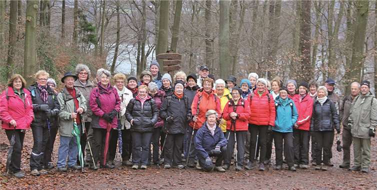 Die Wandergruppe an der Ahrenfeld-Hütte am Laacher See. privat