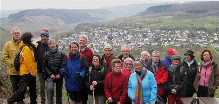 Die Wandergruppe an der Drieschhütte gegenüber Pünderich. privat
