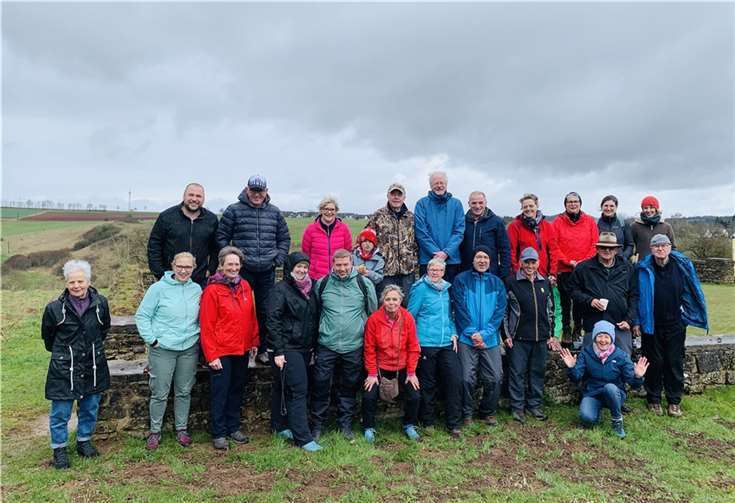 Die Wandergruppe an der Görresburg  Foto: SV SW Merzbach