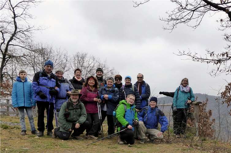 Die Wandergruppe an der Hangkante der Höhe Eisenbolz. privat