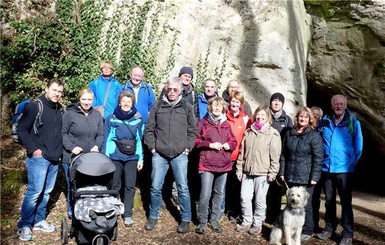 Die Wandergruppe an der Kakus Höhle mit dem kleinen Fabian, der schon zum zweiten Mal dabei war. privat