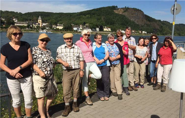Die Wandergruppe an der Rheinpromenade. Foto: Günter Hussong