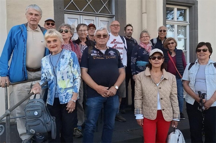 Die Wandergruppe an der alten Schule in Kaisersesch