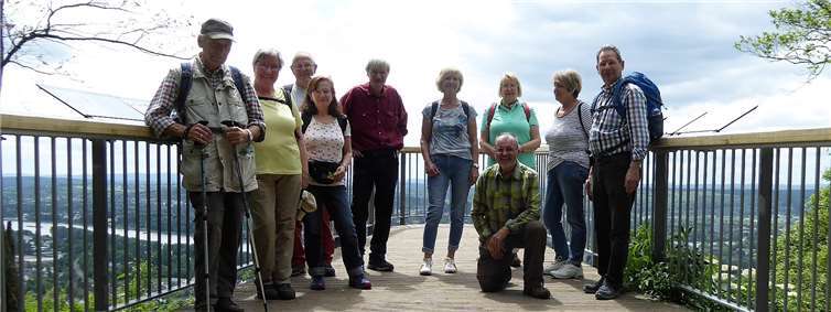Die Wandergruppe auf der Aussichtsplattform Oberkasseler Mensch. Foto: Günter Hussong.