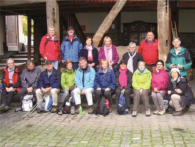 Die Wandergruppe auf ihrer Route im Himmeroder Hof. privat