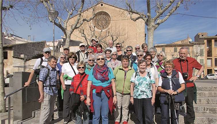 Die Wandergruppe aus Andernach vor der Kathedrale in Pollenca. privat