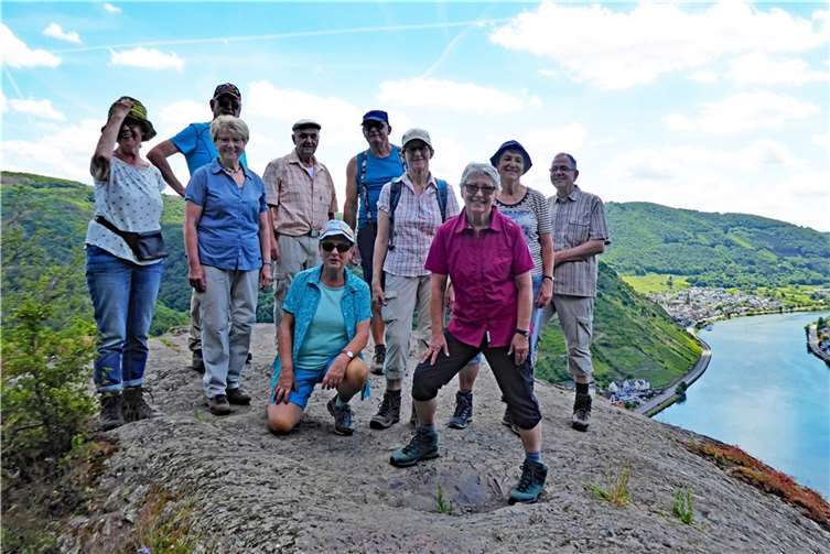 Die Wandergruppe aus Linz posiert auf dem Ausoniusstein.  Foto: Irmhild Füllenbach