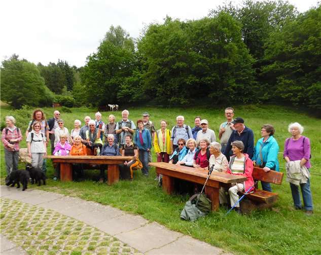 Die Wandergruppe bei dem Rastplatz am Radweg. Foto: privat