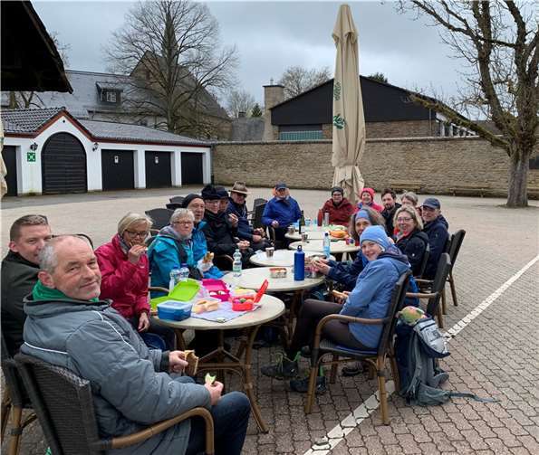 Die Wandergruppe bei der Mittagsrast in der Klosteranlage. Foto: privat