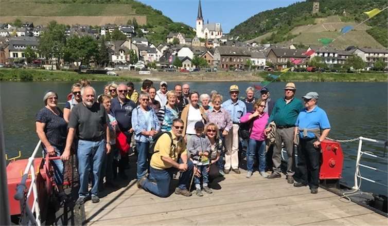 Die Wandergruppe bei der Rückfahrt mit der Klottener Fähre. Privat