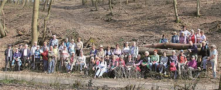 Die Wandergruppe bei einer Rast in der Nähe vom Lukas Weiher bei Mülheim-Kärlich. G. Shuch