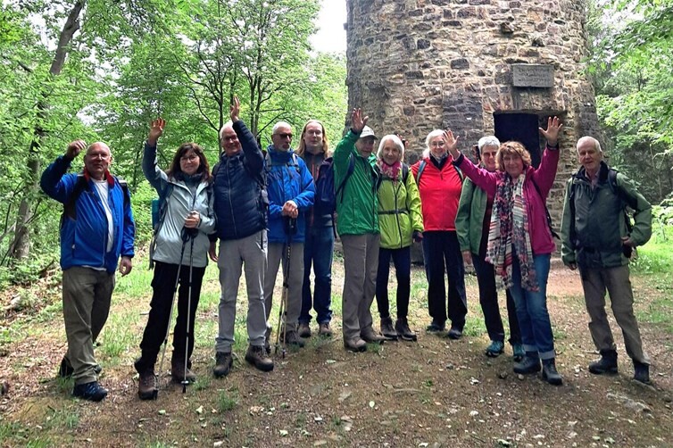 Die Wandergruppe bei einer früheren Tour mit Vorfreude auf die nächste Wanderung. 