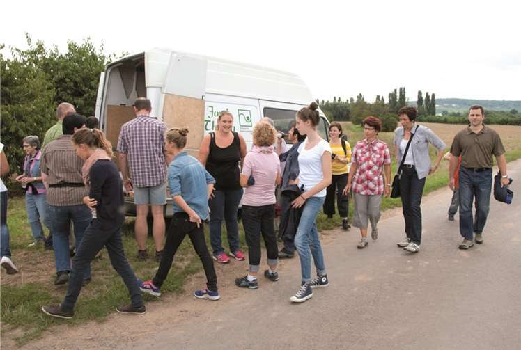 Die Wandergruppe beim Zwischenstopp in der Kaltenengerser Flur. privat