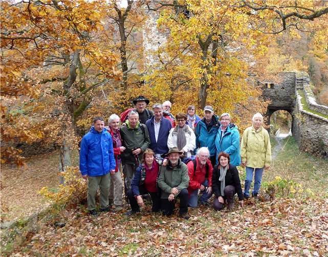 Die Wandergruppe besichtigte auch die Burgruine Stahlberg. privat