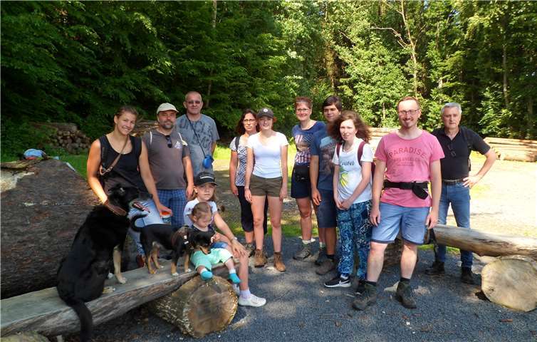 Die Wandergruppe bestand aus Kindern, Jugendlichen und Erwachsenen. Hunde waren auch mit dabei. DLRG