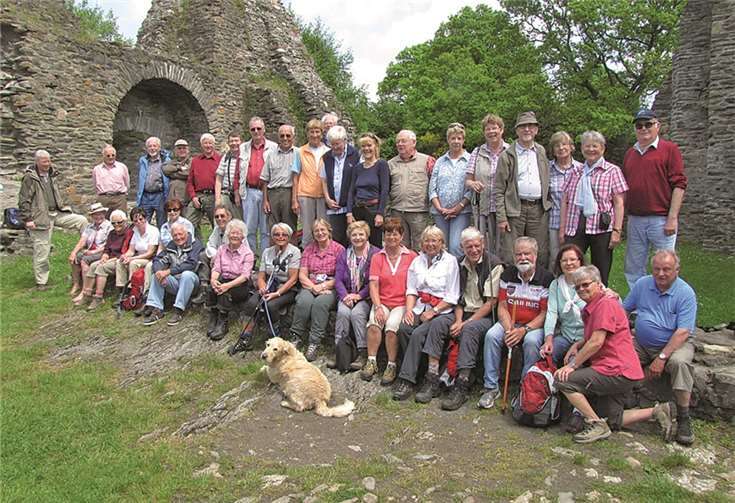 Die Wandergruppe der Kameradschaft der ehemaligen Soldaten in der Burgruine Baldenau. Privat
