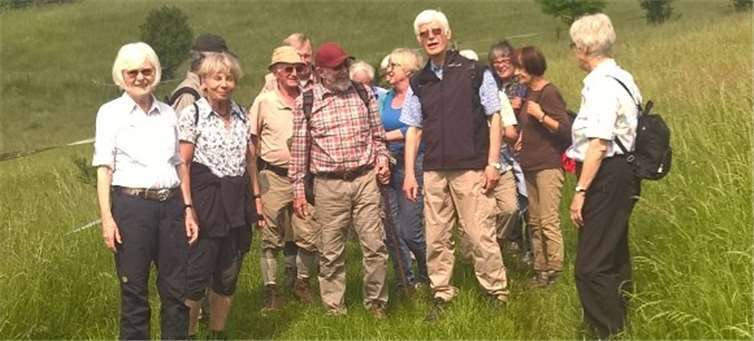 Die Wandergruppe der SPD Meckenheim auf einem malerischen Wanderweg inmitten einer saftigen Wiese. privat