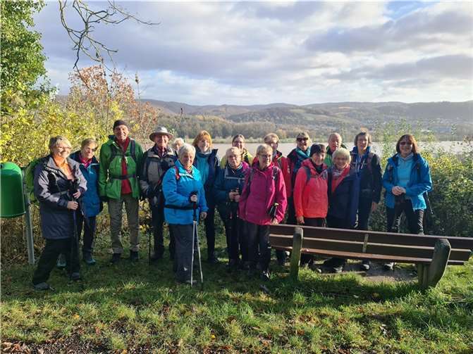 Die Wandergruppe des Eifelverein Sinzig hoch über Bad Breisig am Rhein.  Foto: Silvia Sielaff