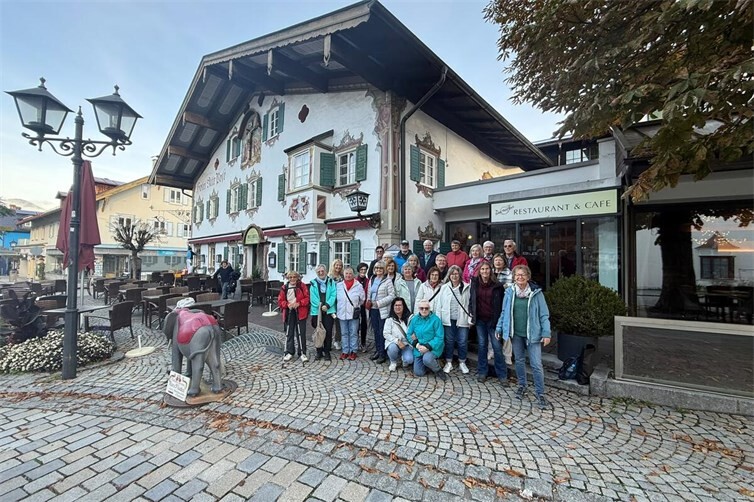 Die Wandergruppe des Eifelvereins Andernach vor dem Hotel „Alte Post“ in Oberammergau