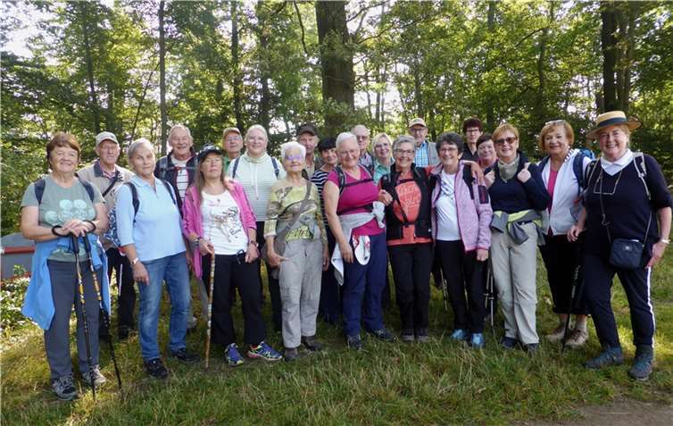 Die Wandergruppe des Eifelvereins Mayen bei der literarischen Wanderung am Laacher See .  Fotos: privat