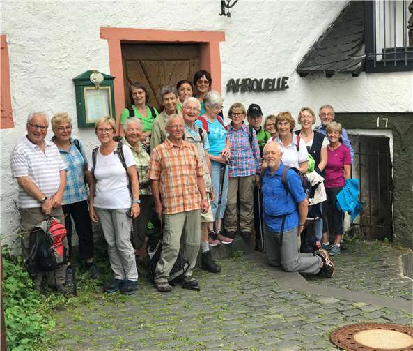 Die Wandergruppe des Eifelvereins Sinzig an der Ahrquelle in Blankenheim.  Privat