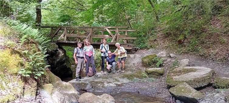 Die Wandergruppe des Eifelvereins an einer der Brücken in der Ehrbachklamm.  Foto: Reinhild Hoppe